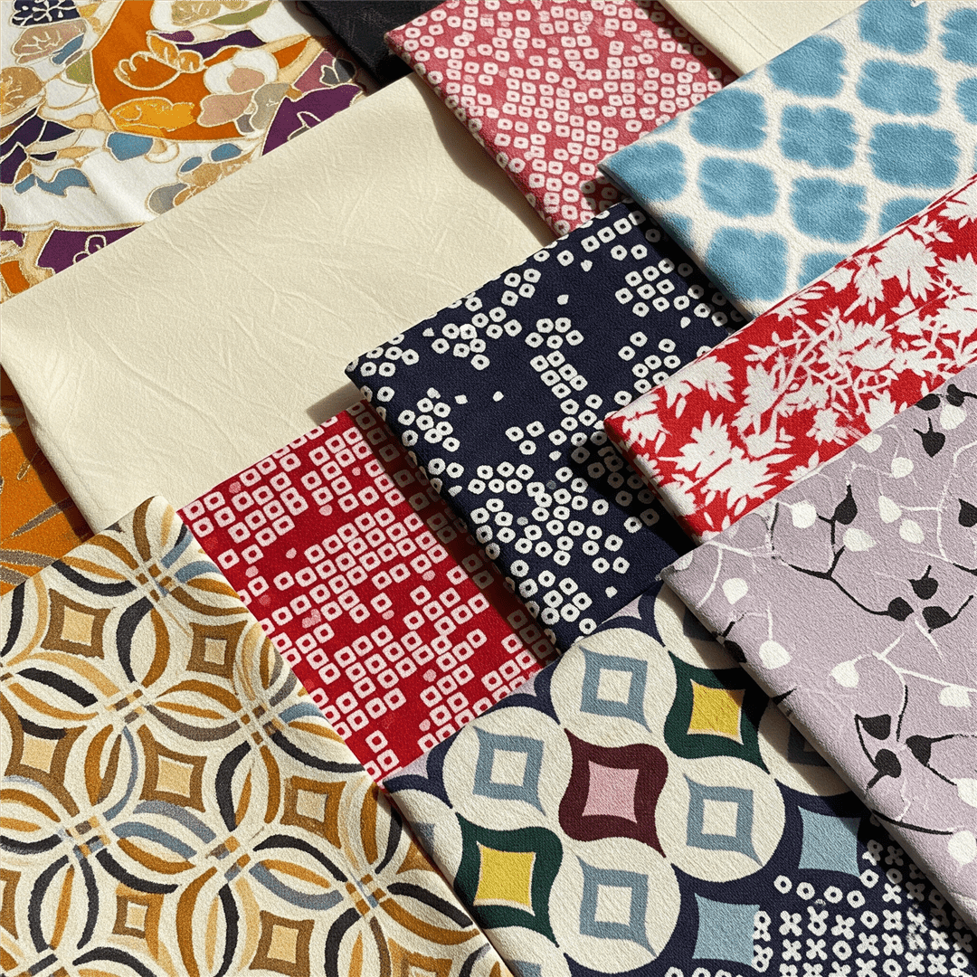 様々な柄や色の振袖生地のアップ